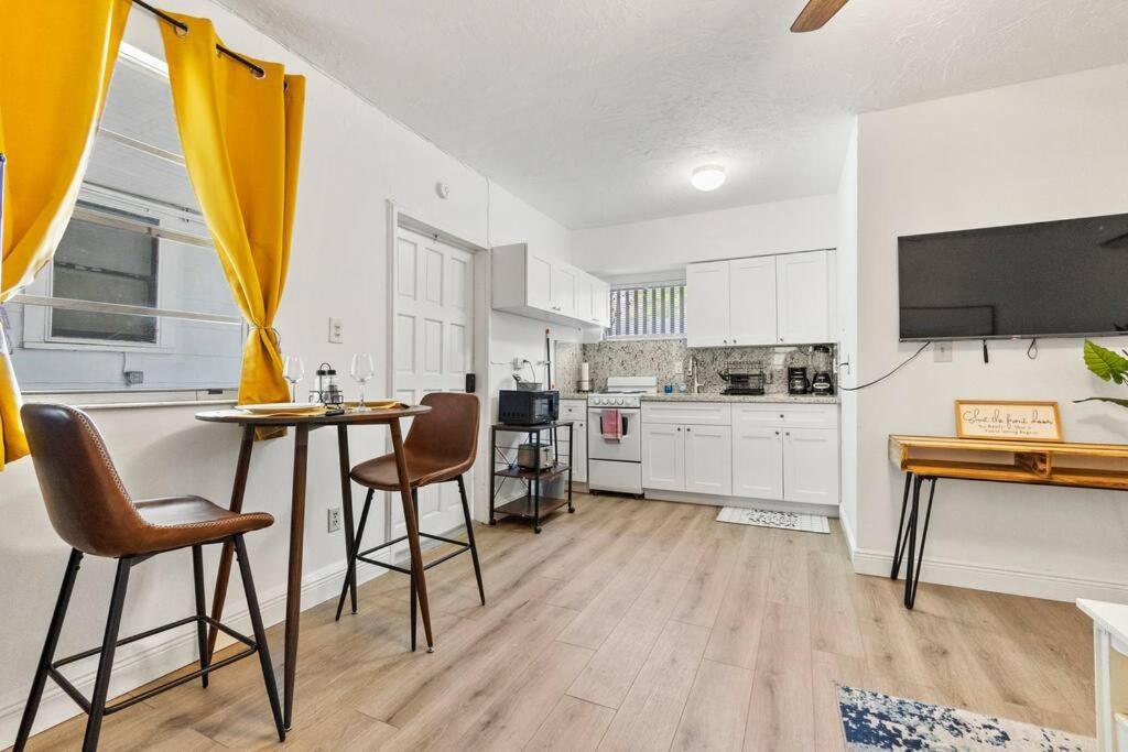 Intimate Casita Mia Minutes Away From Airport, Calle 8, Brickell, Coral Gables, The Beach And More! Майами Экстерьер фото